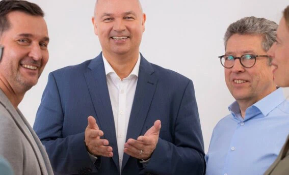 Dipl.-Psych. Ingo Steinke im Austausch mit Teilnehmenden im Rahmen eines Coachings für individuelle Themen bei COATRAIN® in Hamburg