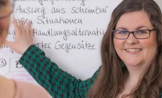 Mediationsausbildung mit Nadine Sperling-Krüger bei COATRAIN® in Hamburg Nadine Sperling-Krüger bei der Vermittlung von Inhalten im Rahmen der Mediationsausbildung bei COATRAIN® in Hamburg