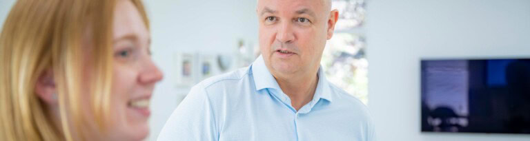 Dipl.-Psych. Ingo Steinke im Austausch im Rahmen der Ausbildung „Psychologie der Führung“ bei COATRAIN® in Hamburg.