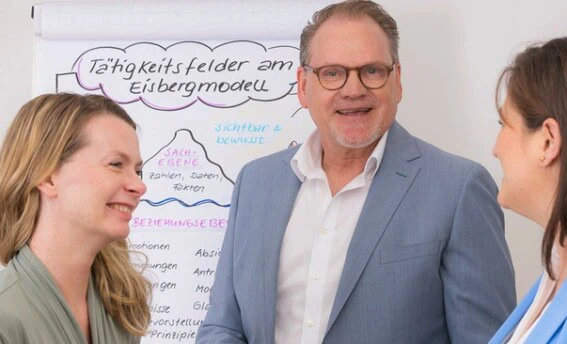Bewerbungstraining und Bewerbungscoaching mit Jürgen Gastring bei COATRAIN® Jürgen Gastring im persönlichen Austausch im Rahmen eines Bewerbungstrainings bei COATRAIN® in Hamburg