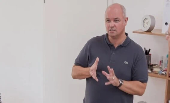 Kommunikationstraining mit Dipl.-Psych. Ingo Steinke bei COATRAIN® Dipl.-Psych. Ingo Steinke im Austausch mit Teilnehmenden während eines Kommunikationstrainings bei COATRAIN® in Hamburg