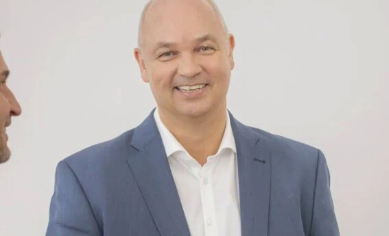 Dipl.-Psych. Ingo Steinke im Austausch mit Teilnehmenden während eines Konflikttrainings bei COATRAIN® in Hamburg