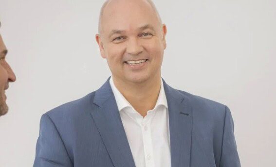 Konflikttraining mit Dipl.-Psych. Ingo Steinke bei COATRAIN® Dipl.-Psych. Ingo Steinke im Austausch mit Teilnehmenden während eines Konflikttrainings bei COATRAIN® in Hamburg