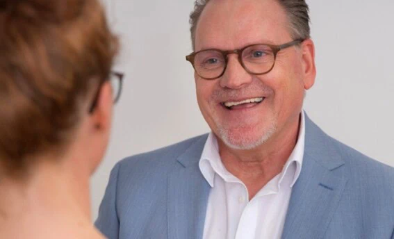 Jürgen Gastring im Austausch im Rahmen eines Job Coachings bei COATRAIN® in Hamburg