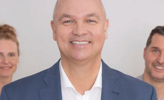 Dipl.-Psych. Ingo Steinke im Zentrum, umgeben von Teilnehmenden einer Coaching-Ausbildung bei COATRAIN® in Hamburg – gemeinsames Lernen im Upgrade vom Business Coach zum Professional Coach