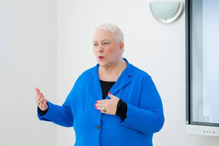 Johanna M. Steinke erklärt den Ethik-Kodex, der Prinzipien formuliert und als Leitlinie für die Arbeit mit Klienten dient bei COATRAIN® in Hamburg