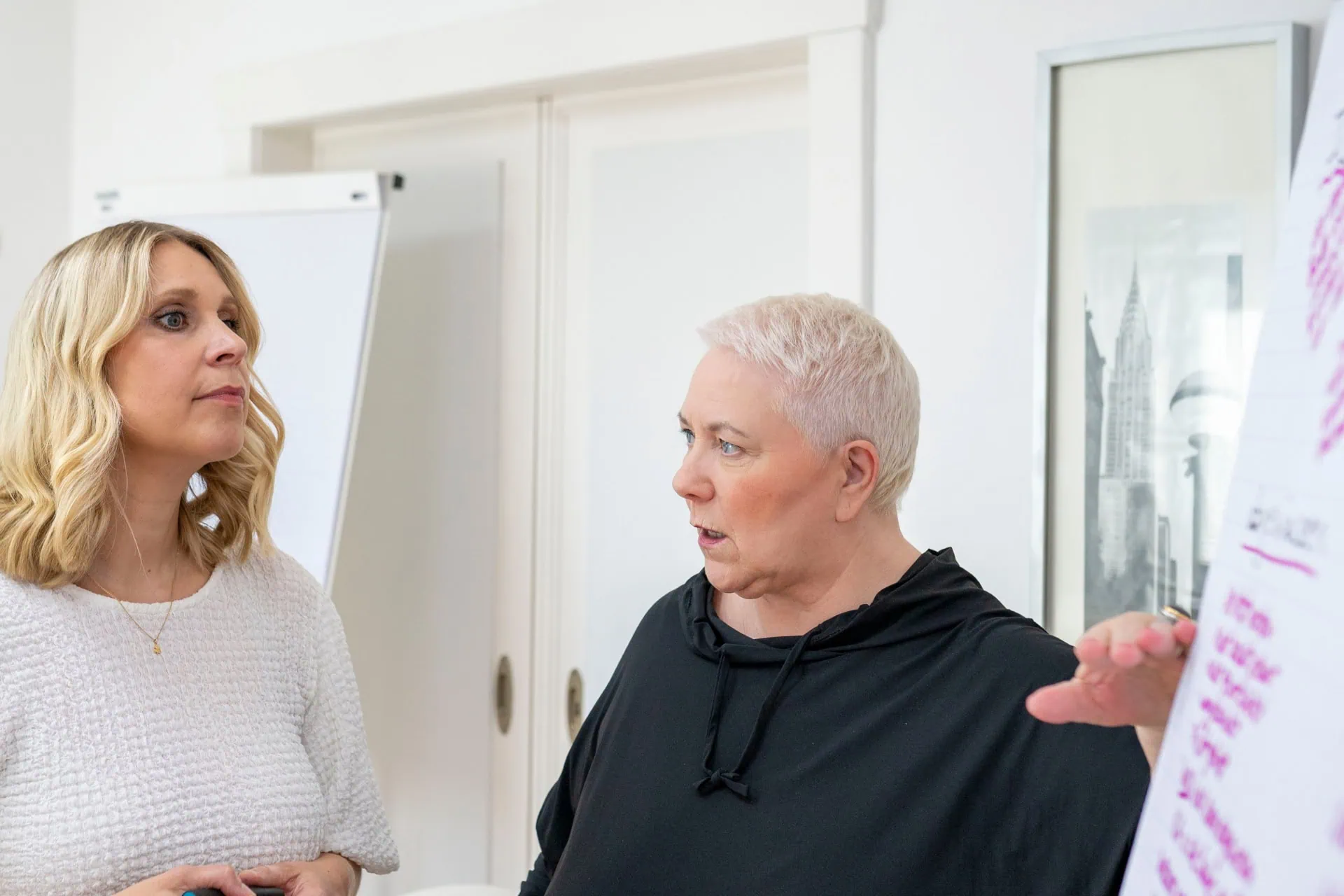 Johanna M. Steinke bei der Auswertung des Persönlichkeitstests MBTI am Flipchart bei COATRAIN® in Hamburg