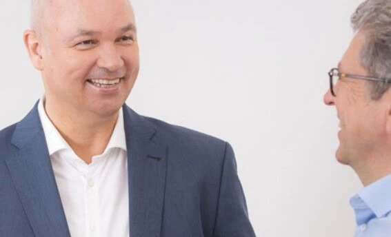 Executive Coaching bei COATRAIN® in Hamburg: Ingo Steinke im Austausch mit Führungskräften bei COATRAIN® Hamburg